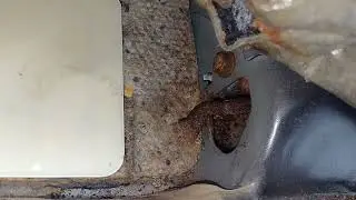 Поломалась ручка открывания лючка бензобака  Toyota Rav 4.Как снять механизм открывания лючка бака