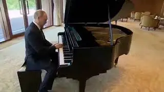Путин играет на фортепиано тему из Subway Surfes