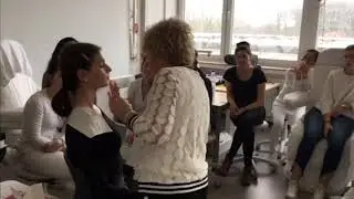 Visagistin Malu Wilz besucht Berufsfachschule Kosmetik in Jever