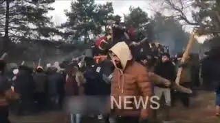 Belarus, Polonya sınırındakı Mültecilere kampı genişletmeleri için malzeme veriyor.