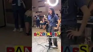 Hari ini ada kelas band di Music School of Indonesia, kira-kira untuk perfom di mana yaa...