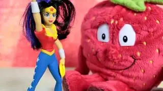 Gang Świeżaków vs Happy Meal Smerfy & Wonder Woman | Pilnowanie Warzyw | Bajki Dla Dzieci