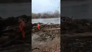 В Кургане спасатели остановили мост который плыл по р. Тобол и создавал угрозу для дамбы 