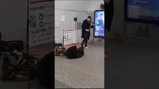 Играет Цоя на скрипке