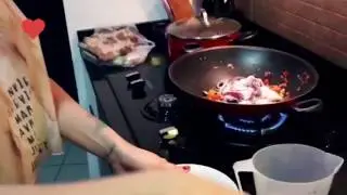 Kembali heboh Nikita Mirzani ngVlog lagi masak gak pakai BH