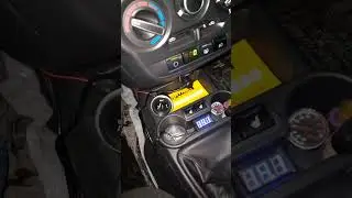 Четко показываю как горит лампа давления масла при рабочем нормальном давлении для ВАЗа