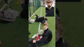 Дети играют на футбольном поле