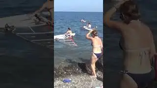 Девушка учится серфингу😂