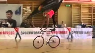 Девушка на велосипеде. ТАКОГО вы не видели!