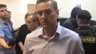 НАВАЛЬНЫЙ ШУТИТ