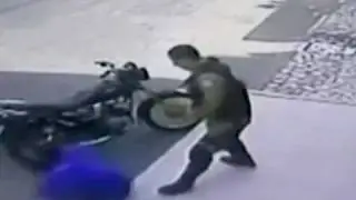 Camera flagra PMs espancando jovem em cidade da Bahia