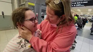 Emotional reunion at Toronto Airport | Surprising my Mum & Sister from Scotland 🏴󠁧󠁢󠁳󠁣󠁴󠁿🇨🇦🙏☀️❤️
