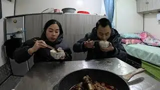 货车冬季自驾西伯利亚，下雪了越来越冷，住车厢里半夜被冻醒几次