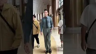 William Chan raised his eyebrows and smiled to greet fans陈伟霆走路带风，超绝身材比例！挑眉酒窝笑和粉丝们打招呼超甜！新剧《许我耀眼》路透