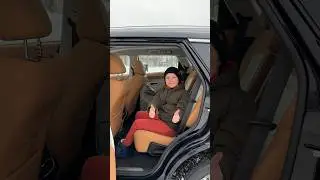 На заднем диване кроссовера 