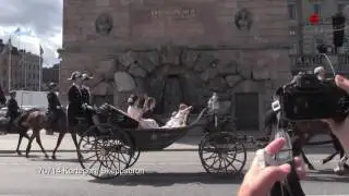 40-åriga Victoria i hästvagn och folk i Gamla Stan