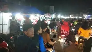 Suasana pasar, malam takbir, ribuan orang berkunjung untuk belanja, pasar marakas bekasi jawabarat