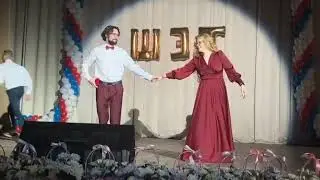 В Шатуре преподаватель сделал предложение возлюбленной на выпускном