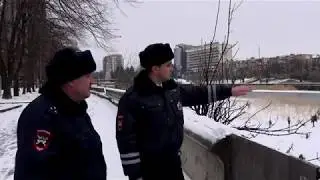 Полицейские вытащили из реки девушку.