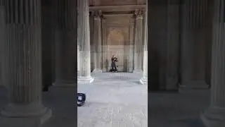 Красиво играет