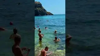 пляж . Фиолент. Народу уже много в июне месяце.
