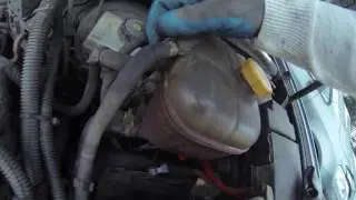 Замена бачка ОЖ (охлаждающей жидкости) / Opel Astra H