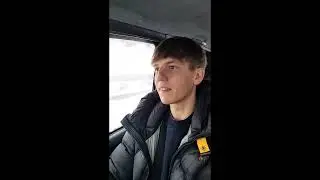 Щербаков на ходу чистит снег с машины