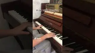 Руки Вверх — Он тебя целует на пианино  