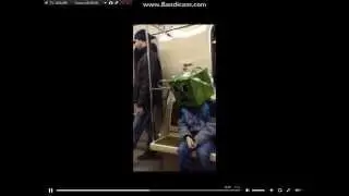 Одинокий крипер в метро.