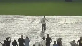 Neymar chegando no estádio em Santos