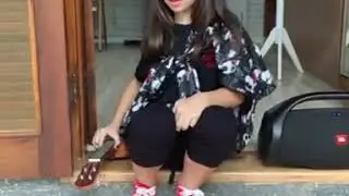 Menina dançando passinho dos maloka