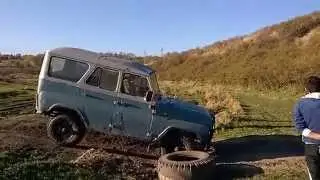 УАЗ преодолевает хорошую горку