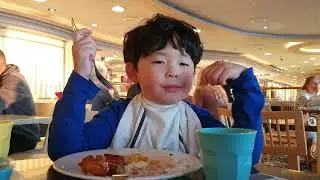 eating on a cruise - 072024