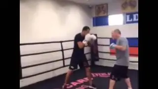 Виктор Постол работает на лапах с Фредди Роучем