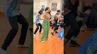 Admirez les pas de danse de Viviane Chidid