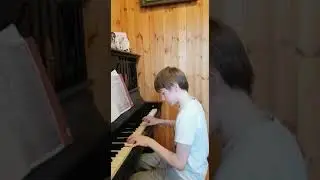 Мой сын играет.