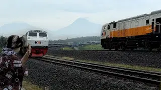 BERDIRI DI DEPAN REL KERETA SELAMA 1 JAM NON STOP, NO CUT VIDEO ! APA YANG AKAN TERJADI ?
