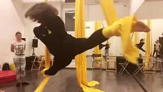 Урок Воздушная гимнастика на полотнах Aerial silks Гимнастка цирк