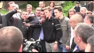 Додека Македонија жали и е завиена во црно, Заев насмеан прави