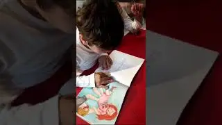 Tiukinho lendo o livro do Doron Braunshtein, de Israel