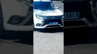 Курит мент))