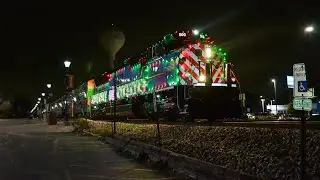 Metra RTA Heritage Unit 500 leads MD-W 2719 with the holiday train in Roselle, IL on 11/24/2024!!
