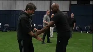 Circular moves with a Karambit