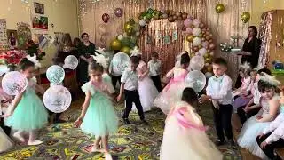 Красивый танец на выпускном в детском саду