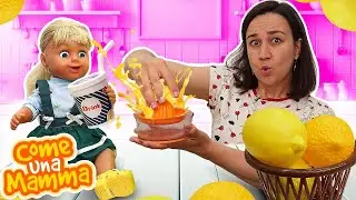 Facciamo una limonata! Giochi con le bambole per i bambini piccoli. Come una mamma