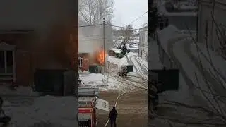 В Волоколамске на улице Советской горит дом на три семьи