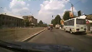 Девушка на велосипеде удивила водителей на дороге своим трюком.