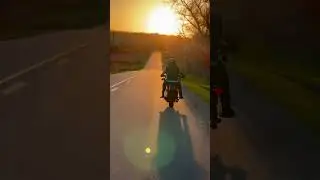 Думаю про нее, но еду вперед на своем Харлее