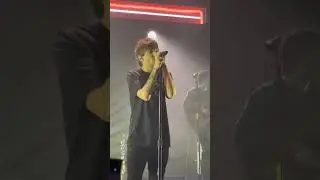 louis singing “chicago” in tallinn! (5/9/23)