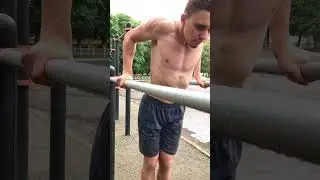 Отжиманий на брусьях под дождём😱😿 #shorts